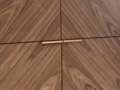 Buffet Haut Avec 4 Portes En MDF Et Métal - Coloris : Naturel Foncé Et Noir - LOBNA -Deco.fr Soldes Boutique buffet 4005159